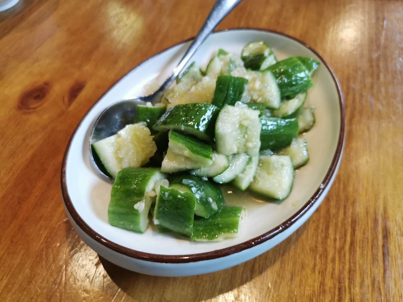 Chinesischer Gurkensalat 拍黄瓜 mit Knoblauch und Sesamöl
